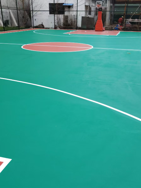 魏都 球场长期使用易出现地面开裂